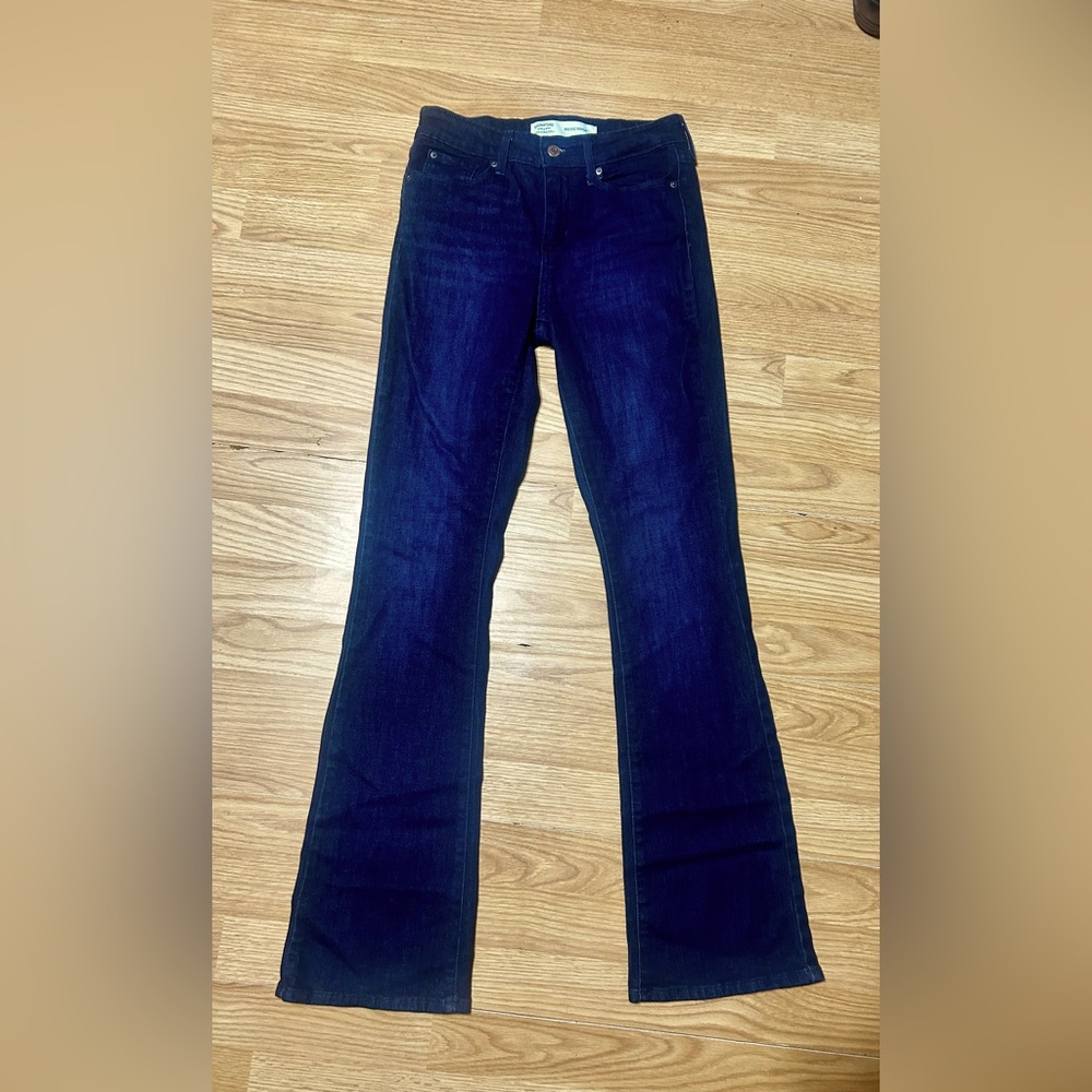 Signature Levis Women's size 2M w26 L32 Dark blue Mid rise Boot Cut Jeans